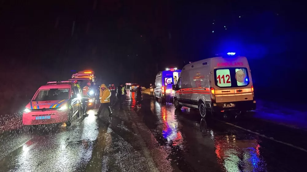  Uşak'ta İşçi servisi şarampole devrildi 17 yaralı