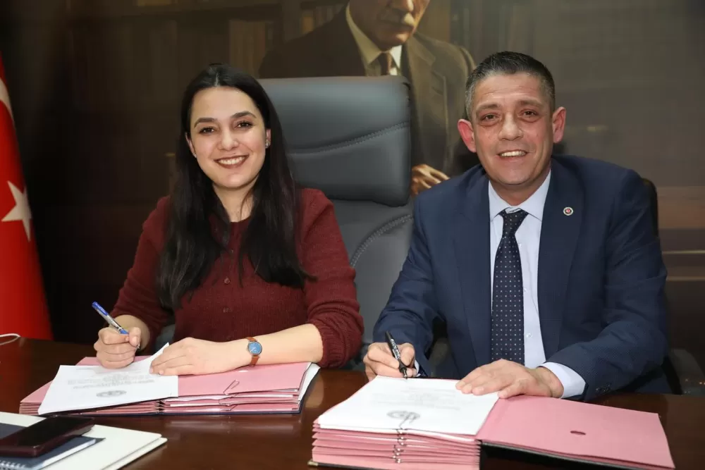 Bucak Belediyesi’nde işçinin yüzünü güldüren imzalar atıldı