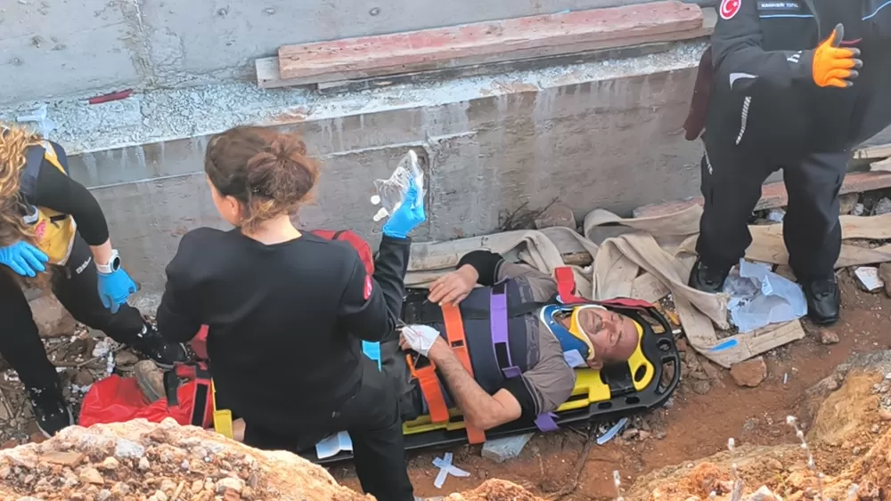 Antalya’da inşaatta toprağın azizliğine uğradı Basket sedyeyle ipli düzenek kuruldu!