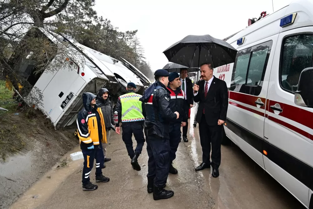 Vali Erin olay yerinde Isparta-Burdur karayolunda cezaevi aracı devrildi