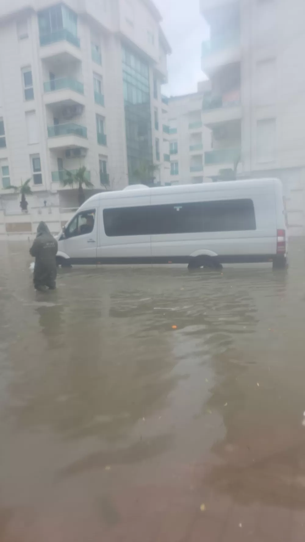 Antalya'da sağanak yağış 7 ilçede eğitime ara verildi