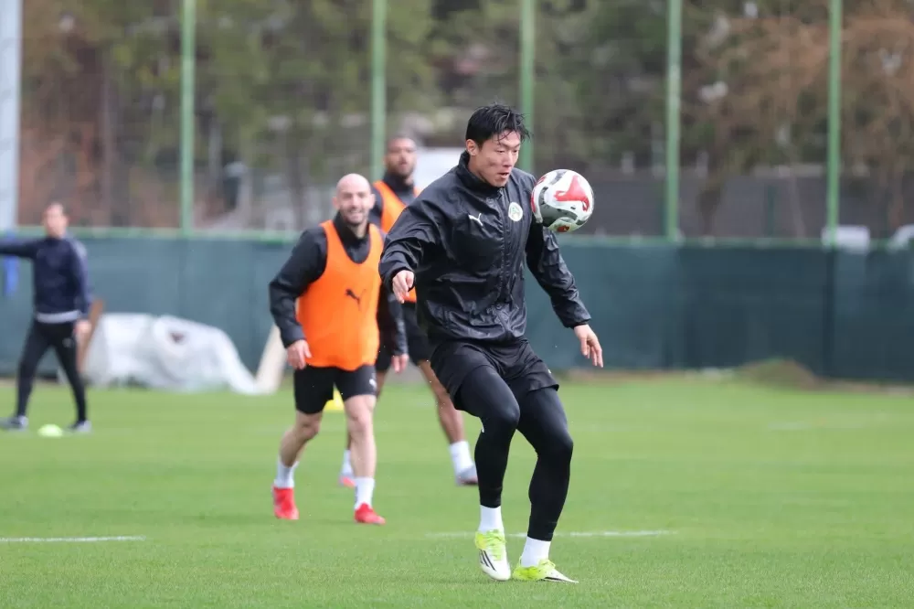 Alanyaspor'da Galatasaray mesaisi Teknik Direktör Pereira'ya doğum günü sürprizi