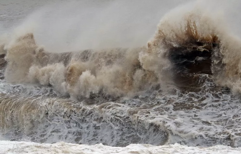 Dev dalgalar sahili dövdü: Martılar balık, define avcıları kıymetli eşya aradı
