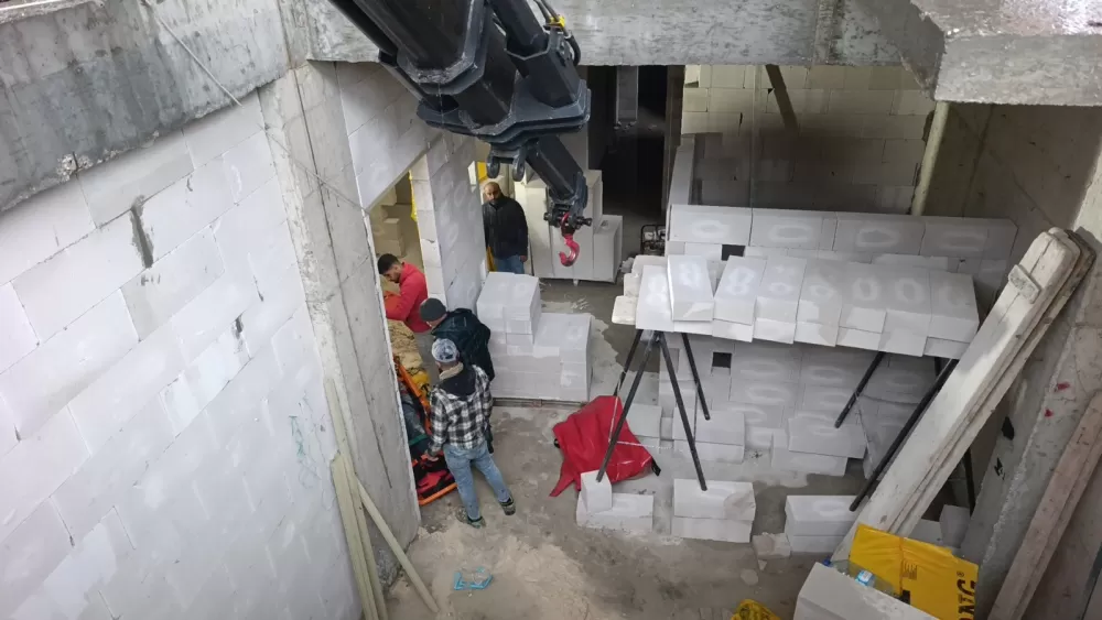 Antalya'da inşaat boşluğuna düştü! Vinç yardımıyla kurtarıldı