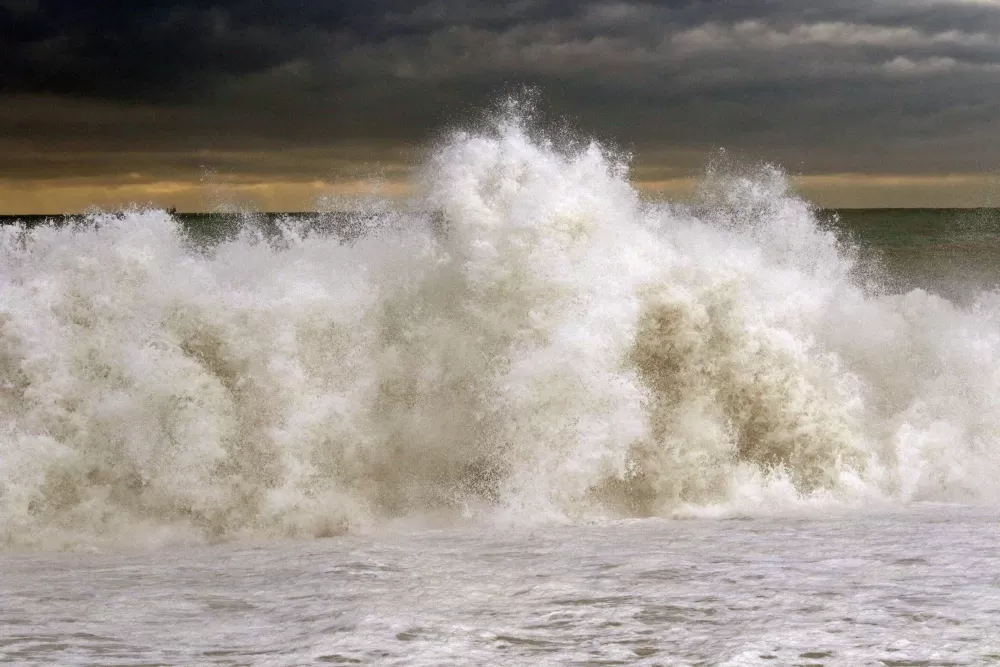 Dev dalgalar sahili dövdü: Martılar balık, define avcıları kıymetli eşya aradı