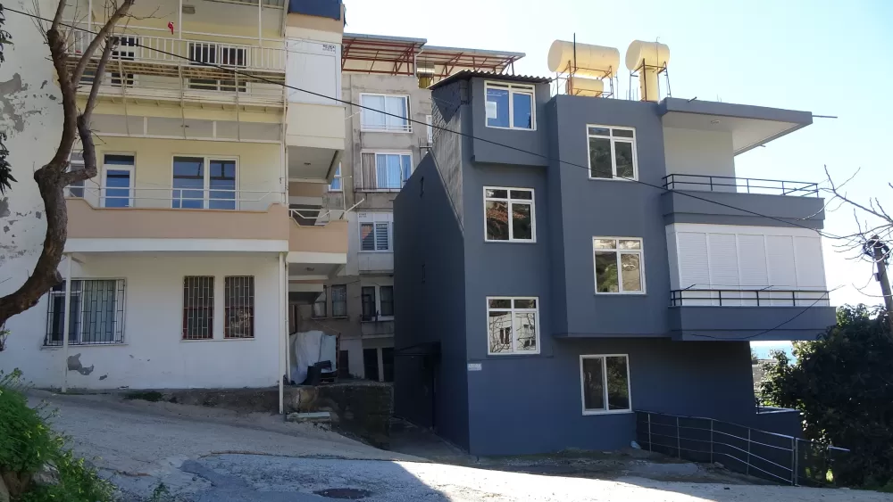 Antalya'da heyelan riski 3 bina tahliye edildi, sokak trafiğe kapatıldı