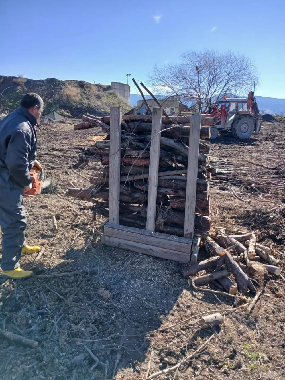 Burdur Belediyesi ihtiyaç sahibi ailelerin yanında! Sıcak bir kış için çalışıyorlar