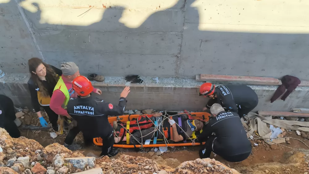 Antalya’da inşaatta toprağın azizliğine uğradı Basket sedyeyle ipli düzenek kuruldu!