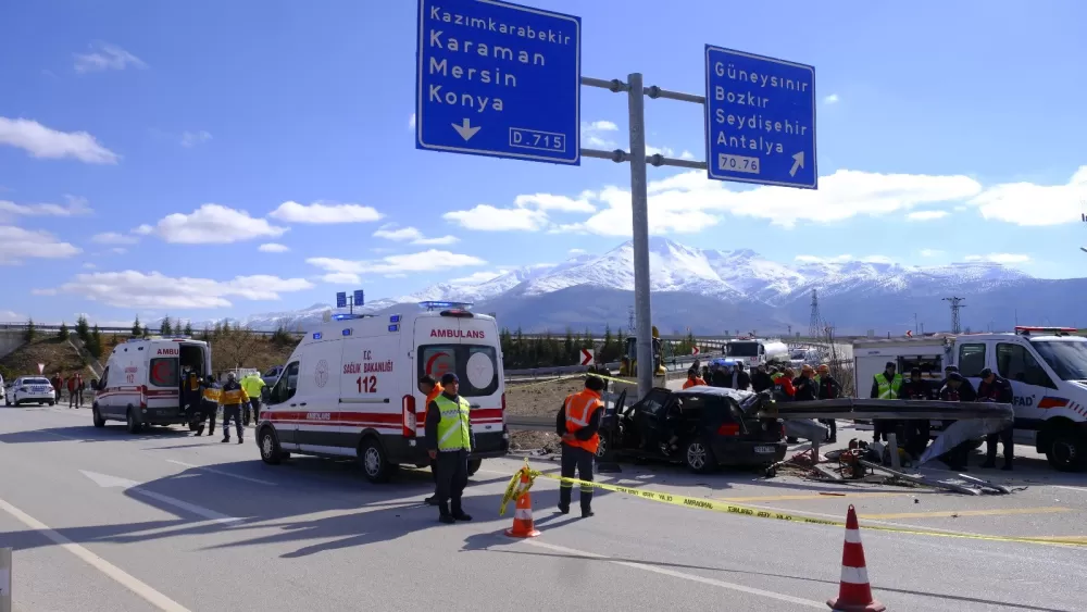   Karaman'da Otomobil bariyerlere ok gibi saplandı  Anne ve baba öldü, kız çocukları yaralandı
