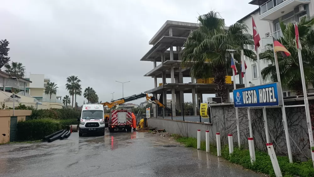 Antalya'da inşaat boşluğuna düştü! Vinç yardımıyla kurtarıldı