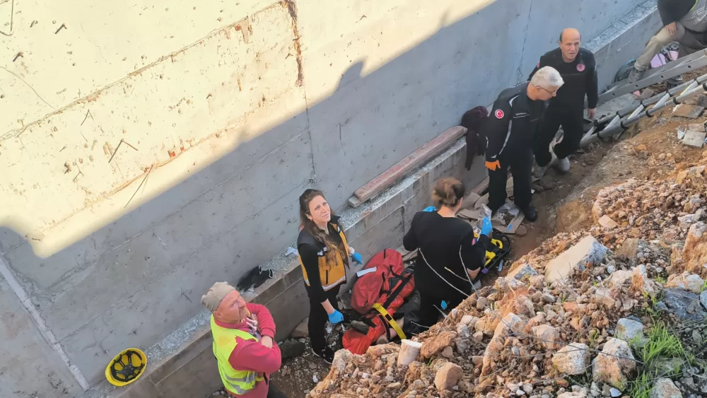 Antalya’da inşaatta toprağın azizliğine uğradı Basket sedyeyle ipli düzenek kuruldu!