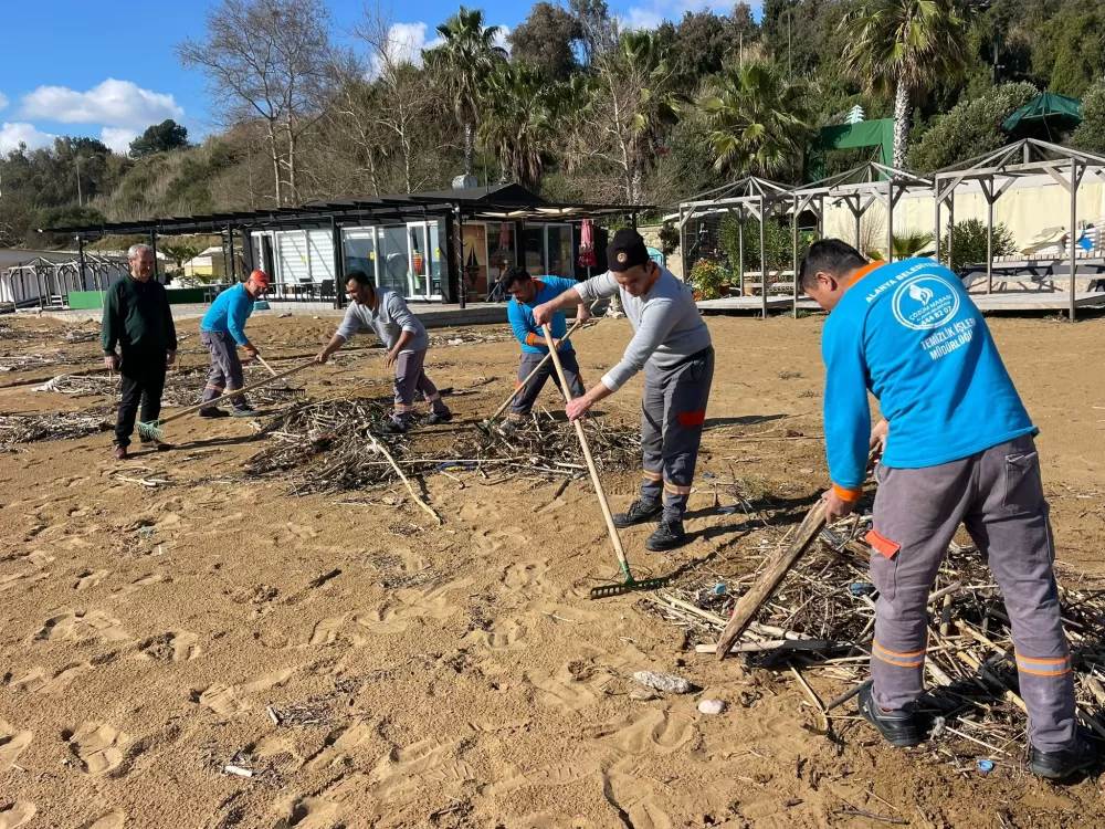 Alanya'da fırtına sonrası plajlarda temizlik yapıldı
