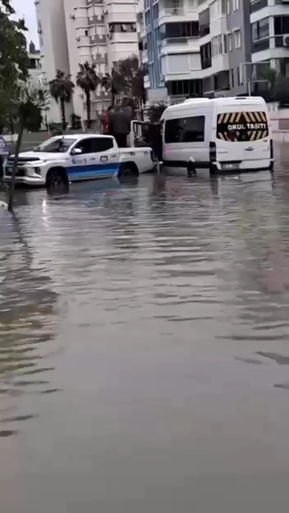 Antalya'da servis aracı mahsur kaldı! Ekipler tarafından tahliye edildiler