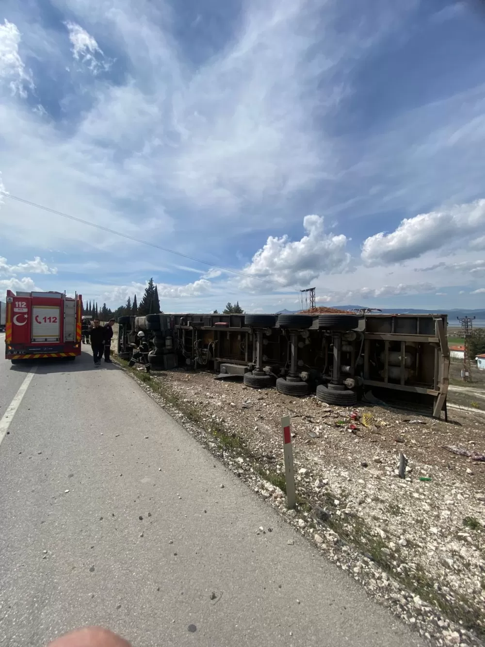 Burdur'da kaza Tır devrildi 1 yaralı