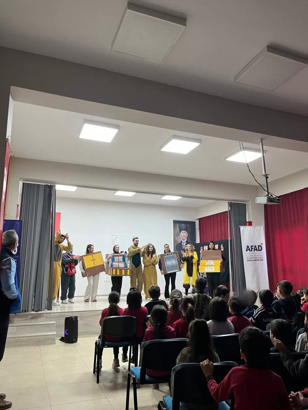 Burdur'da Deprem Haftası Kapsamında Öğrencilere Afet Farkındalığı Eğitimi