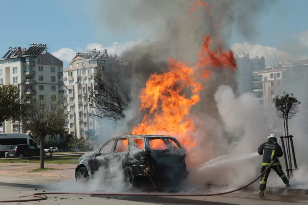 Antalya'da seyir halindeki otomobil alev alev yandı Sürücü kedisiyle son anda kurtuldu