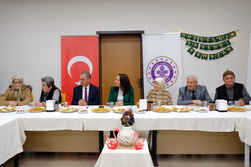 Burdur Valisi Bilgihan huzurevi sakinleriyle iftar sofrasında