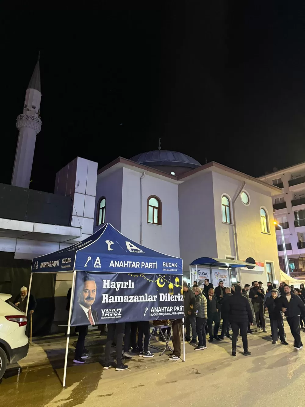 Bucak’ta teravih çıkışı tatlı sürpriz Anahtar Parti Gençlik Kollarından gönül köprüsü