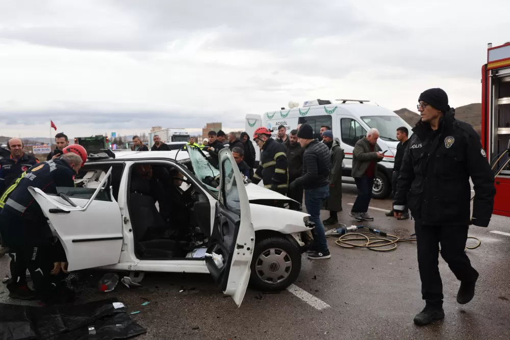 Ankara'dan geliyorlardı Nevşehir'de Bayram arifesinden kafa kafaya çarpıştılar Baba ve 2 oğlu hayatını kaybetti  1 ağır 6 yaralı 