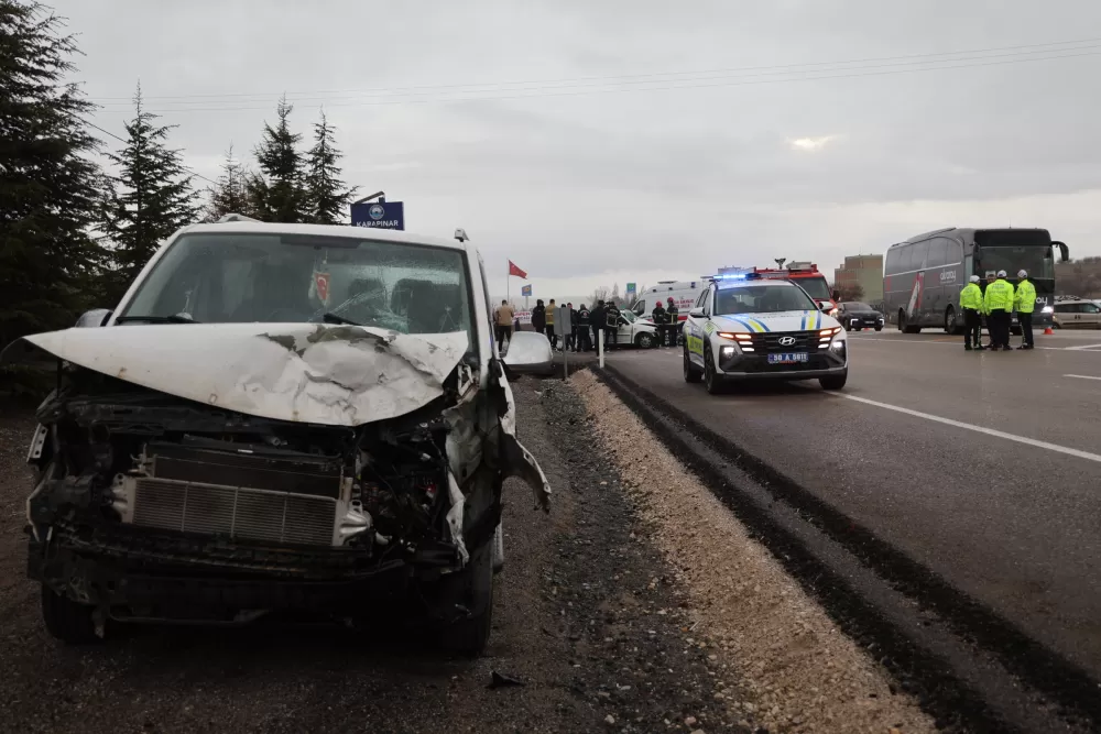 Ankara'dan geliyorlardı Nevşehir'de Bayram arifesinden kafa kafaya çarpıştılar Baba ve 2 oğlu hayatını kaybetti  1 ağır 6 yaralı 