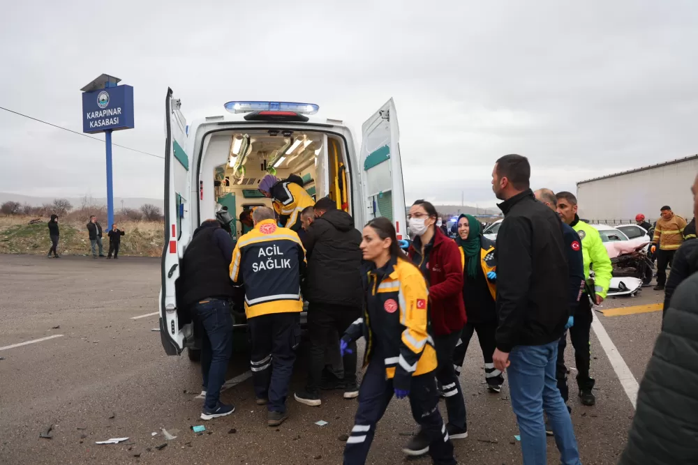 Ankara'dan geliyorlardı Nevşehir'de Bayram arifesinden kafa kafaya çarpıştılar Baba ve 2 oğlu hayatını kaybetti  1 ağır 6 yaralı 