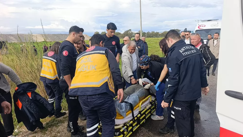Antalya'da çöp kamyonu ile kamyonet çarpıştı!