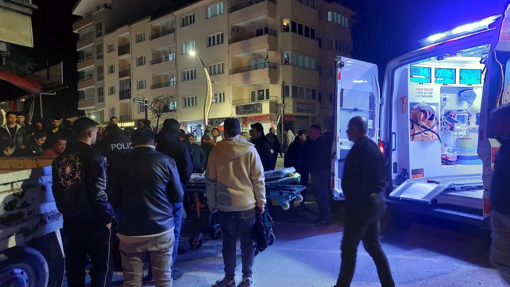 Burdur'da otomobil ile çarpışan motosikletlinin yaralandığı kaza kamerada