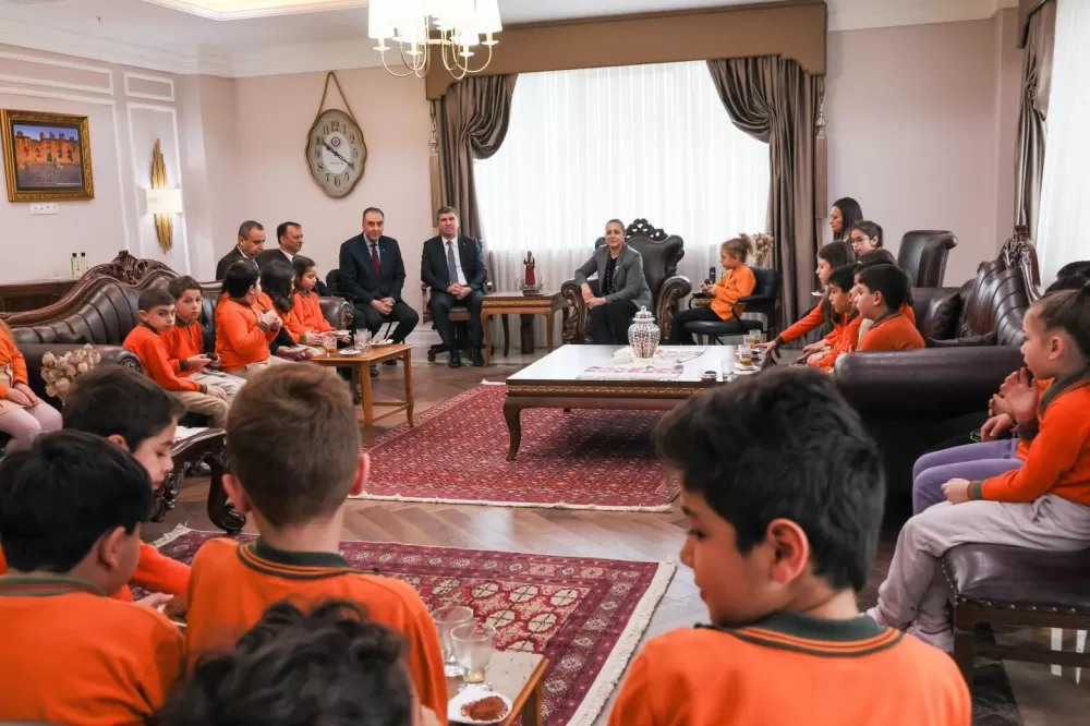Burdur Valisi Bilgihan Gazi İlkokulu öğrencilerini makamında kabul etti
