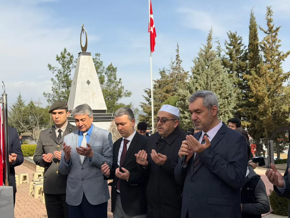 Bucak’ta şehitler kabri başında dualarla anıldı