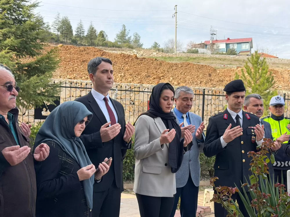 Bucak’ta şehitler kabri başında dualarla anıldı