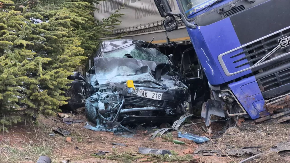 Eskişehir Seyitgazi  Afyon Ölüm Yolu tır ile otomobil kazası 1 ölü 1 ağır 2 yaralı 