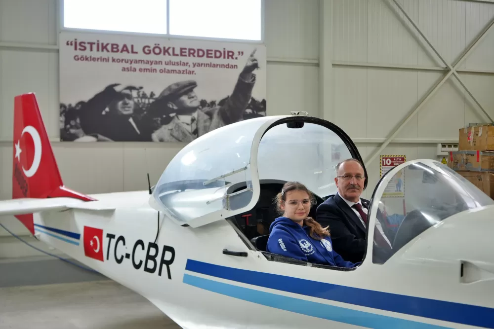 Antalya’da geleceğin havacıları yetişiyor Lise bahçesinde dev uçakla uygulamalı eğitim