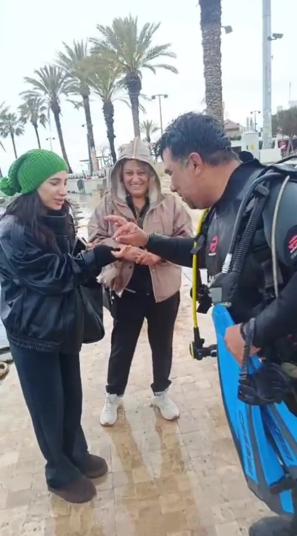 Fotoğraf evlilik yüzüğünden edecekti! Dalgıçlar yardımına yetişti