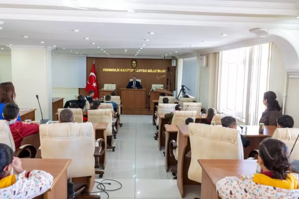 Burdur’da öğrenciler belediye yönetimini yerinde deneyimledi