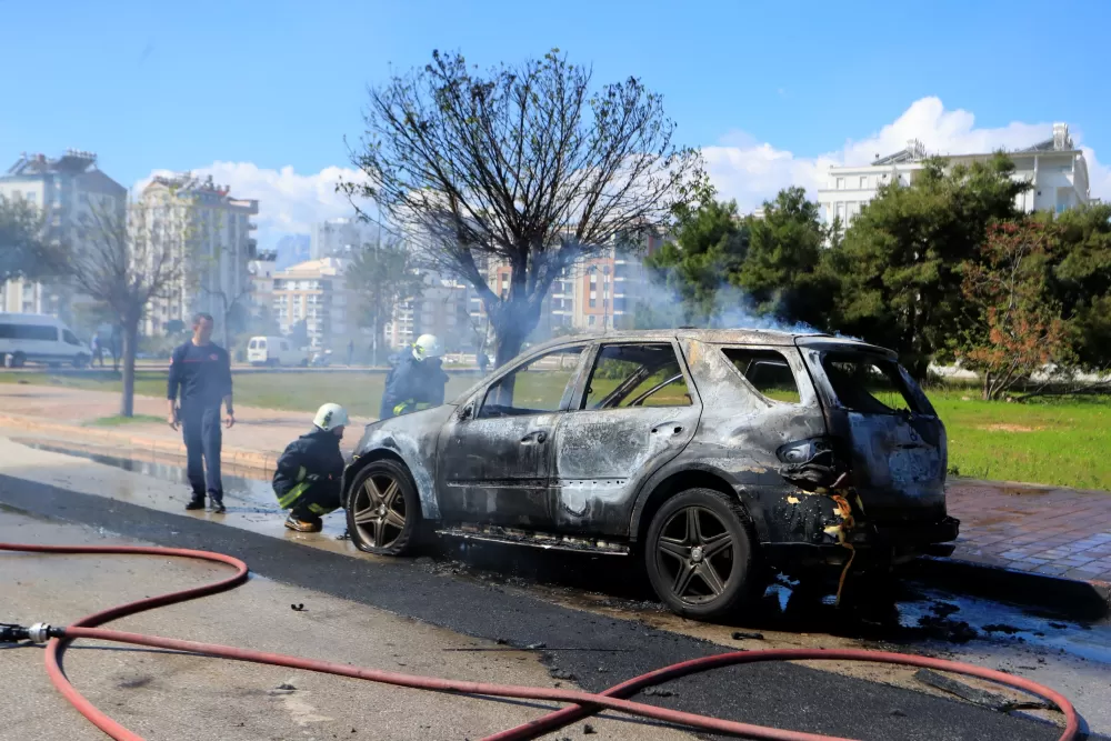 Antalya'da seyir halindeki otomobil alev alev yandı Sürücü kedisiyle son anda kurtuldu