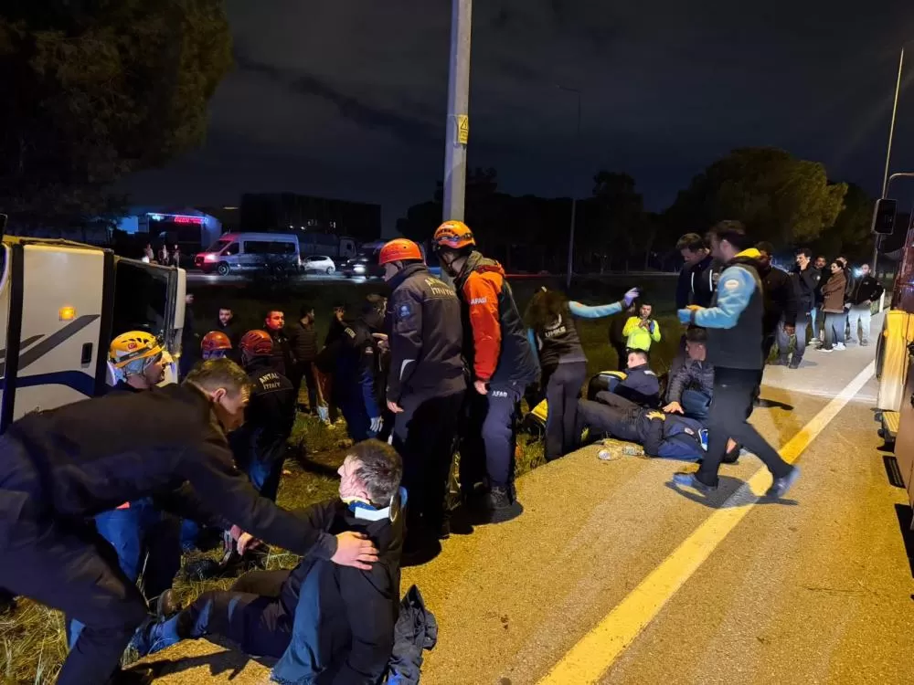 Antalya'da ceza infaz kurumuna ait servis aracı devrildi 16 yaralı