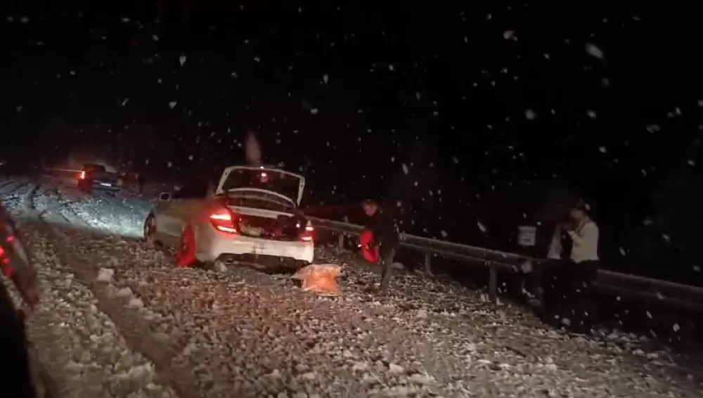 Denizli ve ilçelerinde Bahar ayında lapa lap kar araçlar yolda kalırken çocuklar keyfini çıkardı 