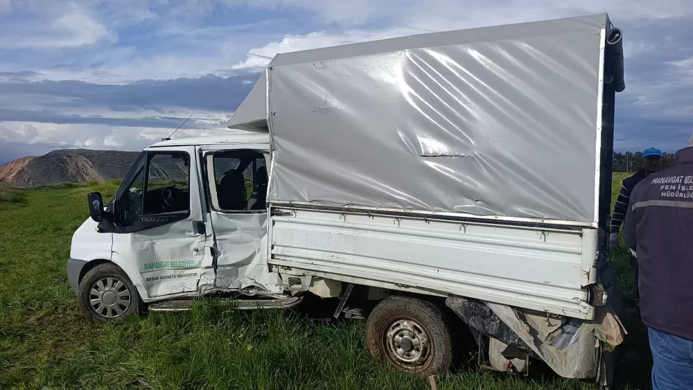 Antalya'da çöp kamyonu ile kamyonet çarpıştı!