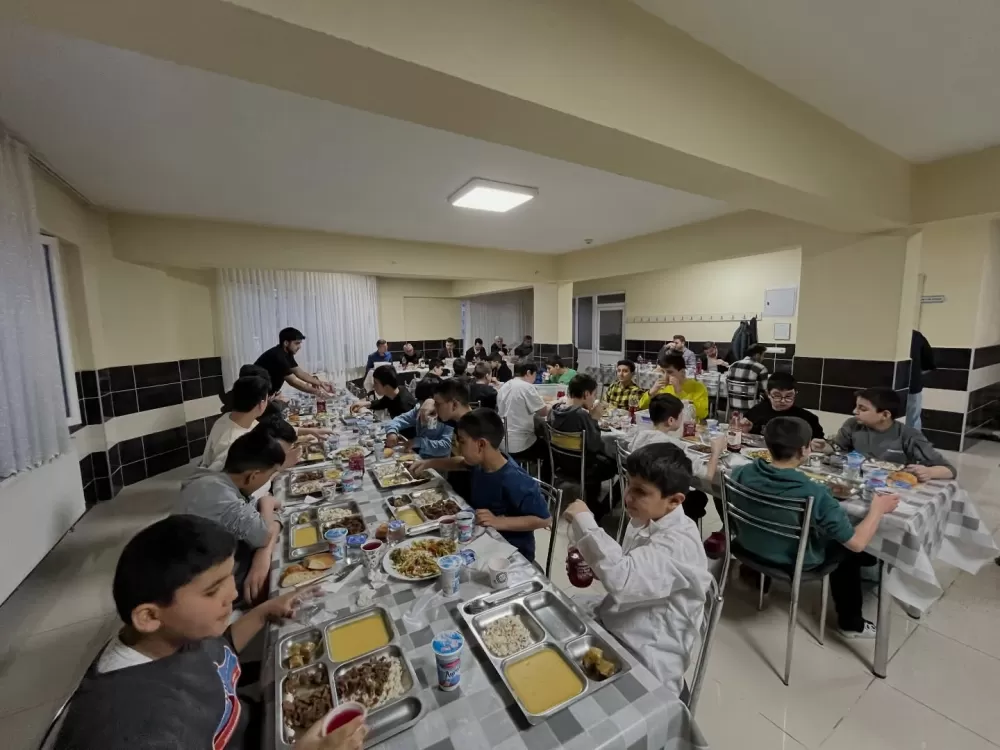 Gölhisar'da Ramazan bereketi Protokol ve öğrenciler iftarda buluştu