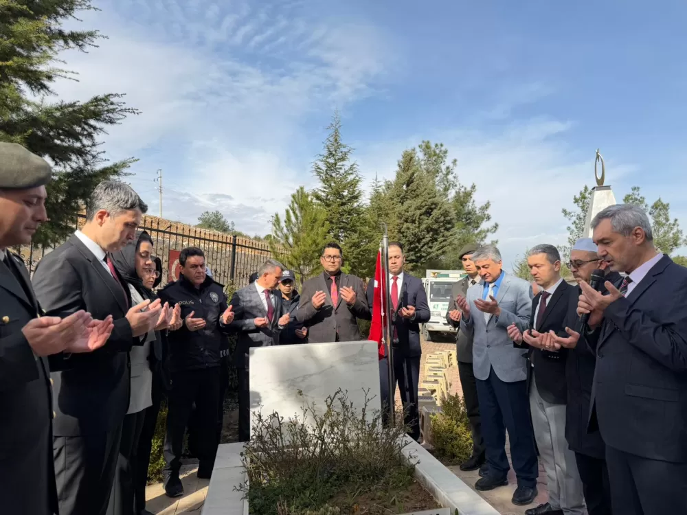 Bucak’ta şehitler kabri başında dualarla anıldı
