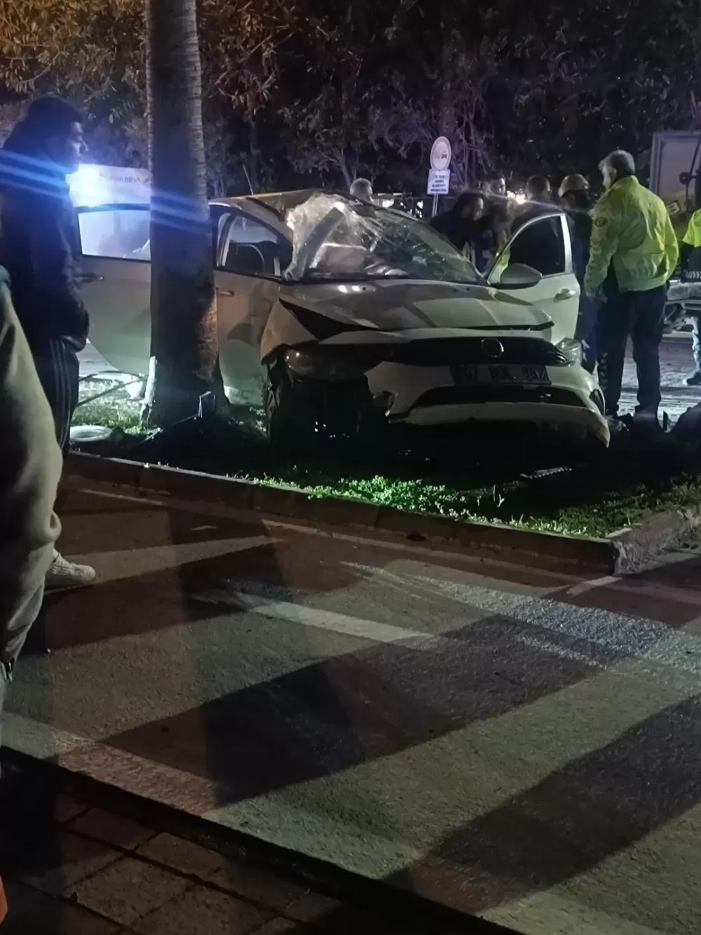 Antalya Alanya'da Otomobil yoldan çıktı elektrik direğine çarptı 2 yaralı 