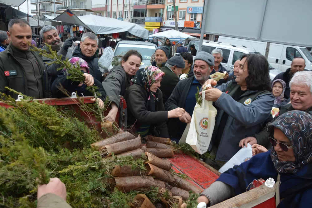 Antalya Korkuteli'nde vatandaşlara bin fidan dağıtıldı
