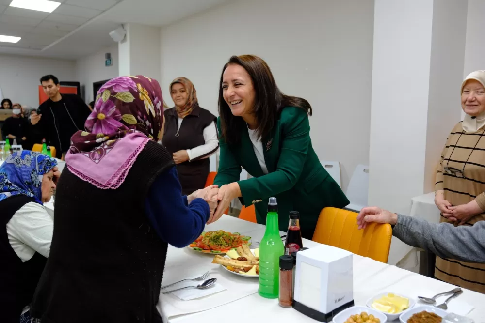 Burdur Valisi Bilgihan huzurevi sakinleriyle iftar sofrasında