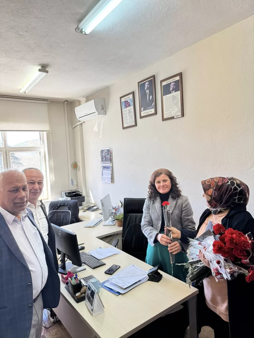 Çeltikçi’de Kadınlar Günü Başkan Ezin tek tek kutladı