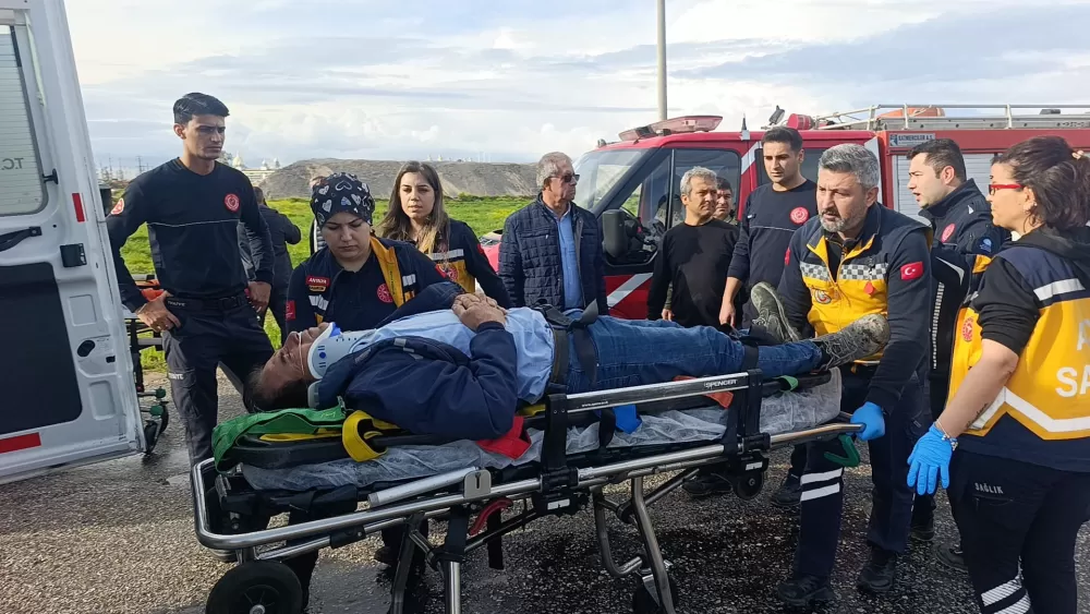 Antalya'da çöp kamyonu ile kamyonet çarpıştı!