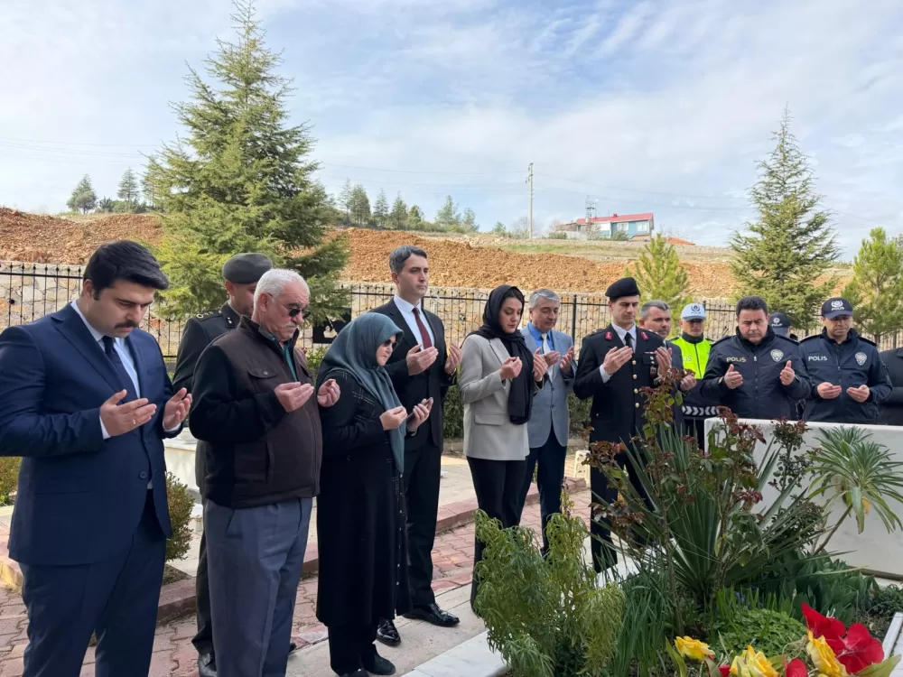 Bucak’ta şehitler kabri başında dualarla anıldı