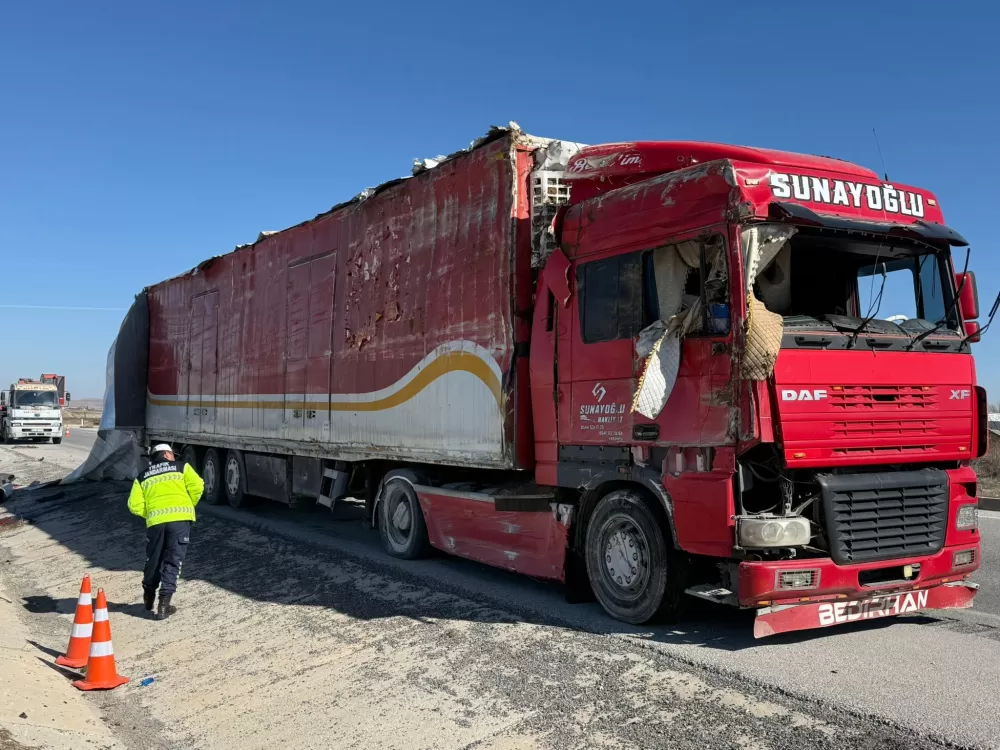 Hırdavat malzemesi yüklü tır devrildi, sürücü yaralandı