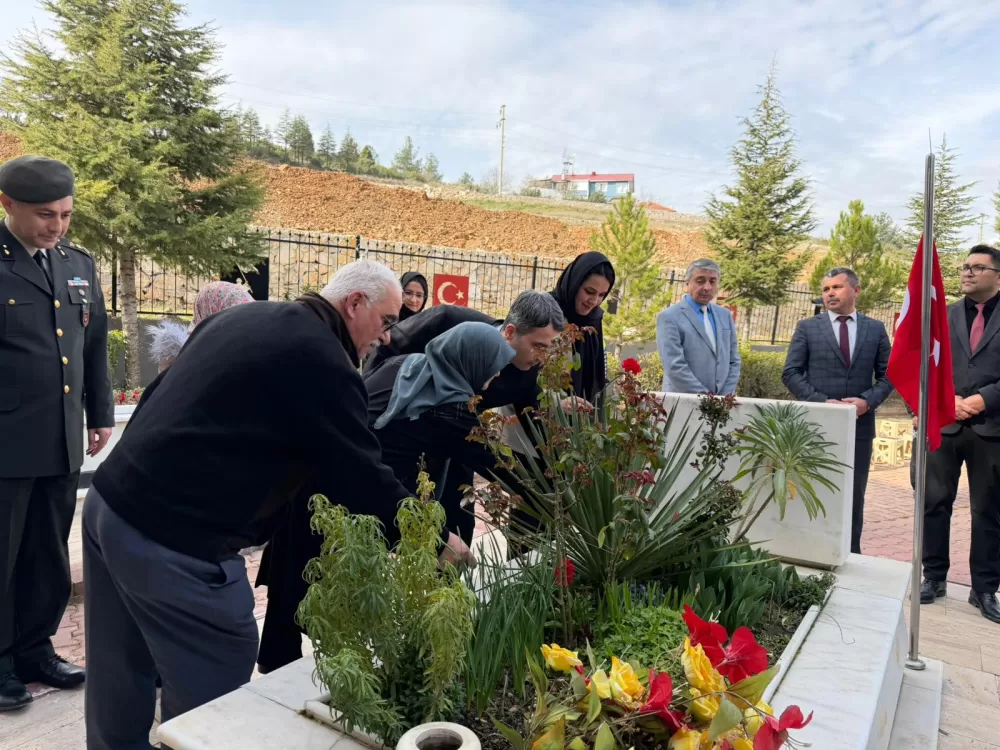 Bucak’ta şehitler kabri başında dualarla anıldı