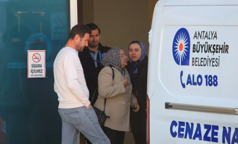 Antalya'da bariyerlere çarpan motosikletli hayatını kaybetti