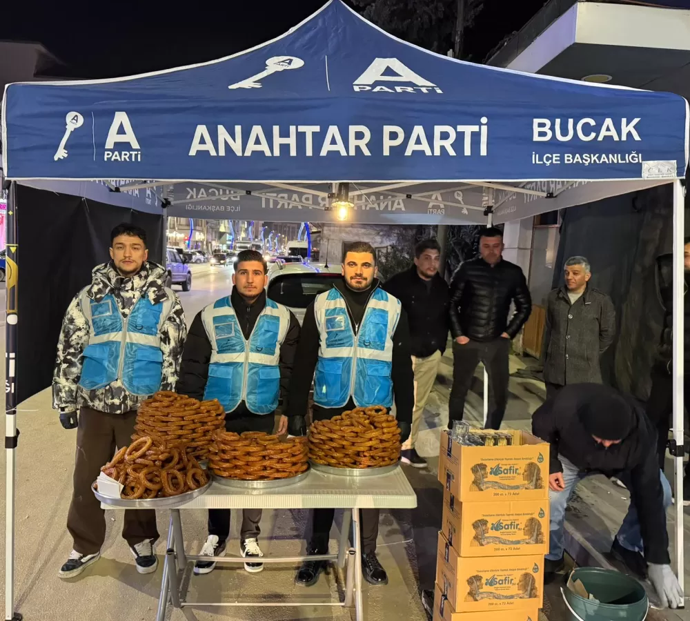 Bucak’ta teravih çıkışı tatlı sürpriz Anahtar Parti Gençlik Kollarından gönül köprüsü